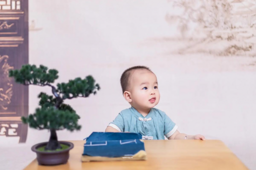 梁山怀孕肚子中间凹两边凸