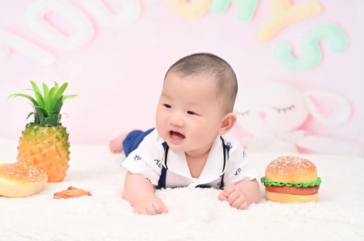 梁山宝宝在妈妈肚子里